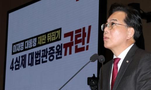 李대통령, 靑 인근 식당서 참모·출입기자와 점심...경복궁 산책도