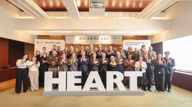 권오을 국가보훈부 장관이 12일 오전 서울 용산구 그랜드 하얏트 서울에서 열린 2026 보훈외교 설명회에 참석해 참전국 대사들과 함께 기념촬영을 하고 있다 사진국가보훈부 
