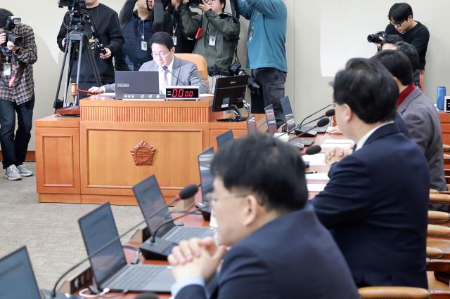 12일 국회에서 열린 대미투자특별법 처리를 위한 특별위원회 제1차 전체회의에서 위원장인 국민의힘 김상훈 의원이 간사 선임의 건을 처리하고 있다 사진연합뉴스