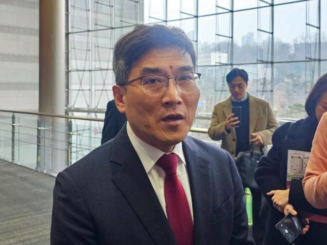 송재혁 삼성전자 최고기술책임자CTO 사장이 11일 서울 강남구 코엑스에서 열린 세미콘코리아 2026의 기조연설 발표 전 취재진의 질문에 답변하고 있다