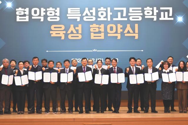 12일 오후 경주시청 알천홀에서 열린 ‘2026년 협약형 특성화고 거버넌스 구축 협약식’에서 경주시와 경주정보고 유관 기관 관계자들이 협약 체결 후 기념 촬영을 하고 있다 사진경주시
