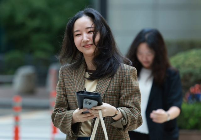 민희진 전 어도어 대표가 작년 9월 11일 서울 서초구 중앙지방법원에서 열린 하이브와의 주식 매매대금 청구 및 주주 간 계약 해지 확인 소송에 증인으로 출석하고 있다 사진연합뉴스