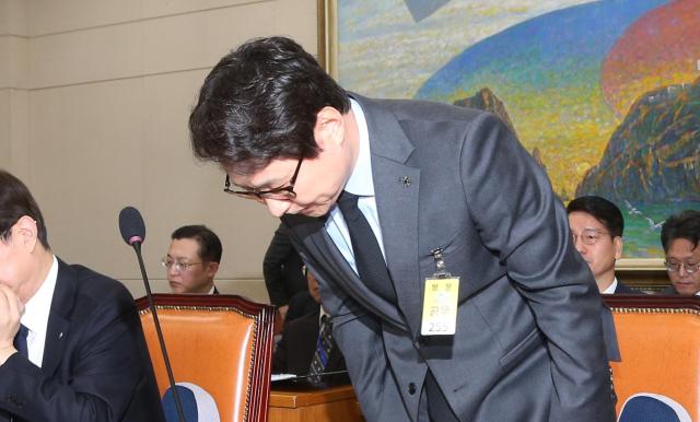 이재원 빗썸 대표가 11일 국회 정무위원회에서 열린 긴급 현안질의에 참석해 비트코인 오지급 사태와 관련해 고개 숙여 사과하고 있다 사진유대길 기자 dbeorlf123ajunewscom