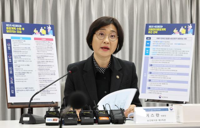 이스란 보건복지부 1차관이 12일 서울 중구 국립중앙의료원에서 열린 2026년 제1차 국가치매관리위원회 회의에서 발언하고 있다 2026212 사진연합뉴스
    