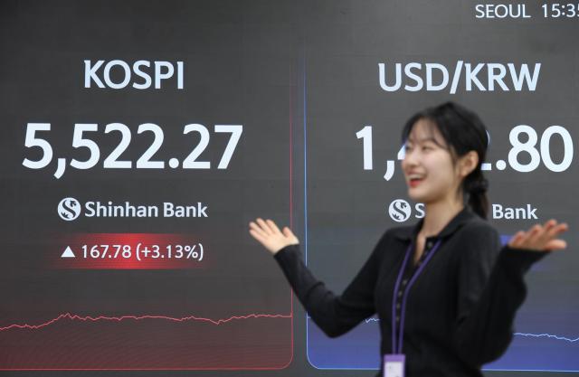 코스피는 전 거래일 대비 16778포인트313 오른 552227에 거래를 마쳤다 사진신한은행