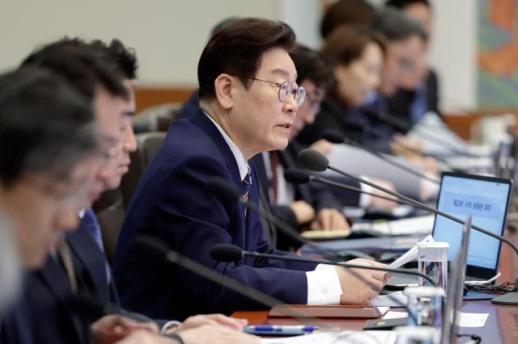 李대통령, 靑 인근 식당서 참모·출입기자와 점심...경복궁 산책도