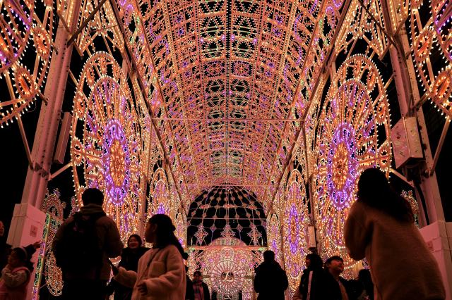 Citizens look at dazzling light installations during the “2026 Lotte Luminarie” event at World Park Plaza of Lotte World Tower in Songpa-gu Seoul on Feb 9 2026 AJP Yoo Na-hyun