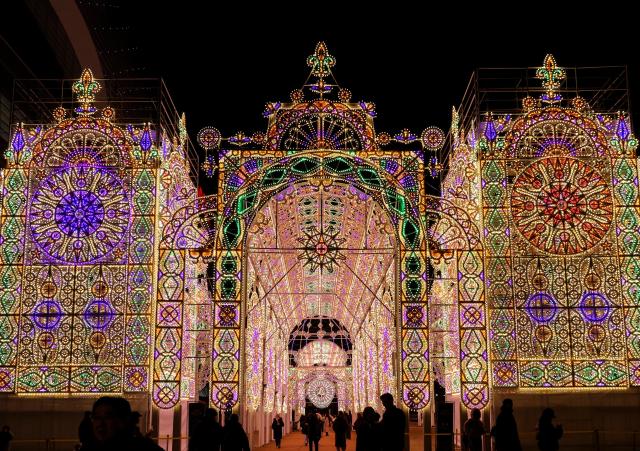 Citizens look at dazzling light installations during the “2026 Lotte Luminarie” event at World Park Plaza of Lotte World Tower in Songpa-gu Seoul on Feb 9 2026 AJP Yoo Na-hyun