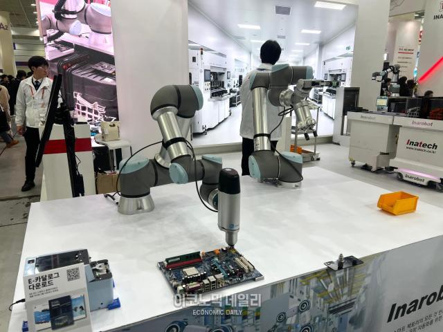 인아텍앤코포주의 협동로봇 모습이다 사진정보운 기자
