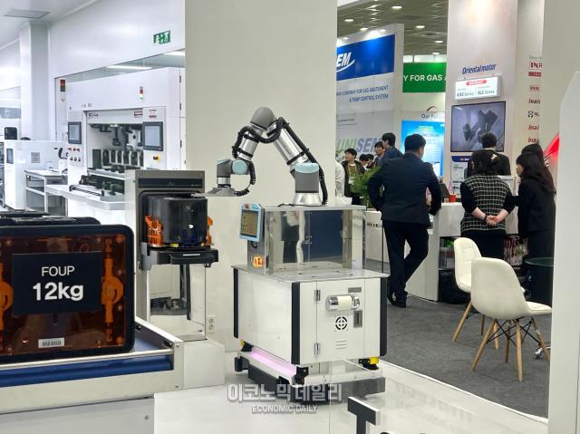 인아텍앤코포주의 협동로봇이 움직이고 있는 모습이다 사진정보운 기자