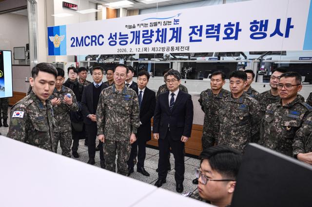 공군은 12일 대구기지에서 손석락 공군참모총장 주관으로 제2중앙방공통제소MCRC 성능개량체계 전력화 행사를 거행했다 손 총장이 제2MCRC의 한층 강화된 감시체계 성능에 대해 보고 받고 있다 사진공군
