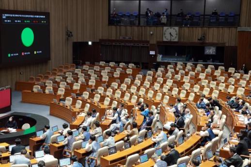 李대통령, 靑 인근 식당서 참모·출입기자와 점심...경복궁 산책도