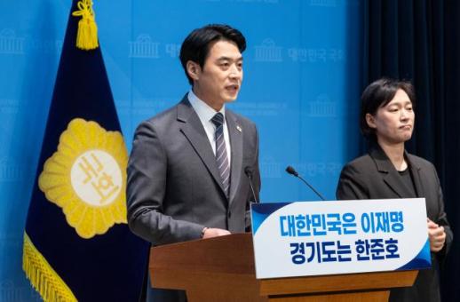 李대통령, 靑 인근 식당서 참모·출입기자와 점심...경복궁 산책도