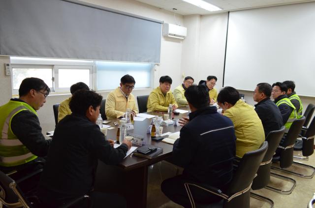 박덕열 기후에너지환경부 수소열산업정책관이 12일 오전 영덕 풍력발전기 사고현장에서 발전사 경북도청 소방서와 한국전기안전공사 등 유관기관이 참여한 회의에서 철저한 사고대응 및 원인규명을 통해 국민의 안전을 최우선으로 하는 안전관리체계를 구축하겠다고 밝혔다