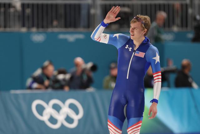 11일현지시간 이탈리아 밀라노 아이스스케이팅 아레나에서 열린 2026 밀라노ㆍ코르티나담페초 동계올림픽 스피드스케이팅 남자 1000m에서 올림픽 신기록을 세우며 금메달을 차지한 미국 조던 스톨츠가 관중을 향해 인사하고 있다 사진연합뉴스