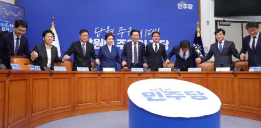 李대통령, 靑 인근 식당서 참모·출입기자와 점심...경복궁 산책도