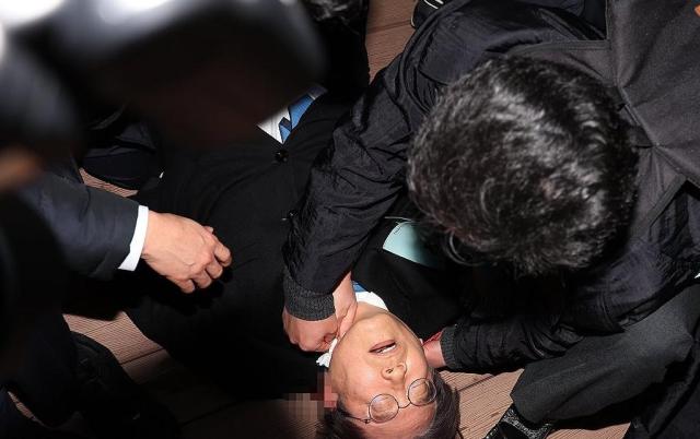 이재명 피습 사진연합뉴스