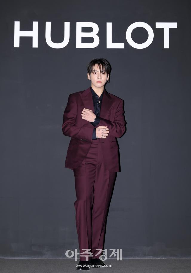 [포토] BTS 정국, 버건디 컬러 수트도 완벽 소화