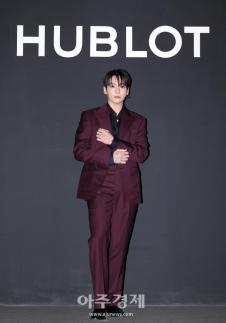 [포토] BTS 정국, 버건디 컬러 수트도 완벽 소화