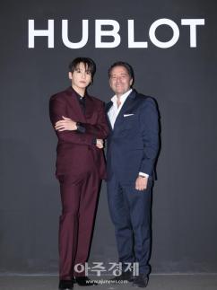 [포토] 포즈 취하는 정국·위블로 줄리앙 토나레 CEO