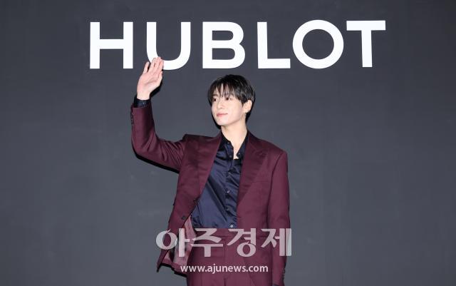 [포토] 정국, 팬들 향해 손인사