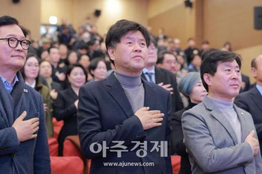 [포토] 국민의례 하는 김용 전 민주연구원 부원장