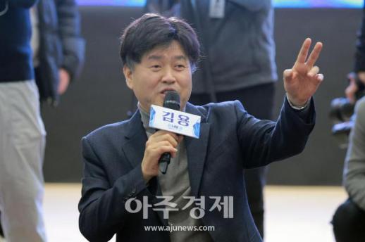 [포토] 인사말 하는 ​​​​​​​김용 전 민주연구원 부원장