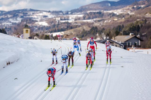 크로스컨트리 선수들이 크로스컨트리 스키 종목에서 경기를 펼치고 있다 사진연합뉴스·로이터