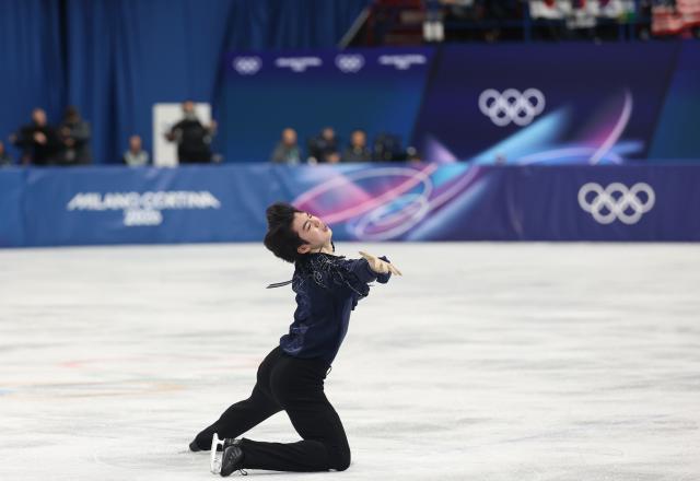 10일현지시간 이탈리아 밀라노 아이스스케이팅 아레나에서 열린 2026 밀라노ㆍ코르티나담페초 동계올림픽 남자 싱글 쇼트 프로그램에 출전한 차준환이 연기를 마치고 있다 사진연합뉴스