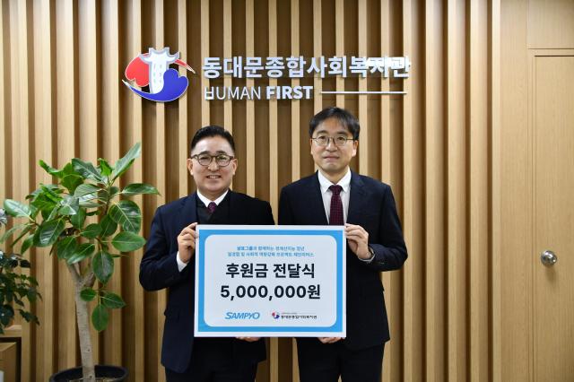 삼표그룹이 동대문종합사회복지관을 방문해 경계선 지능 청년들의 일 경험 지원을 위한 후원금을 전달했다 사진은 유용재 삼표그룹 사회공헌단장오른쪽과 정만복 동대문종합사회복지관장이 기념촬영을 하는 모습사진삼표그룹 