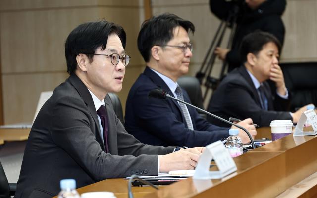 김정관 산업통상부 장관왼쪽이 13일 서울 종로구 한국무역보험공사에서 열린 한미 전략적 투자 MOU 이행위원회에서 발언하고 있다 사진연합뉴스