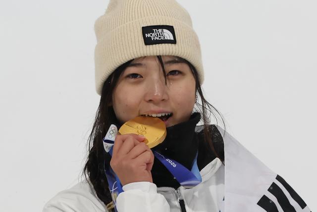 12일현지시간 이탈리아 리비뇨 스노파크에서 열린 2026 밀라노-코르티나담페초 동계올림픽 스노보드 여자 하프파이프 결승에서 금메달을 따낸 최가온이 세리머니를 하고 있다 사진연합뉴스
