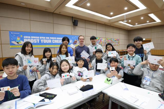 영어캠프에 참여한 대우건설 임직원 자녀들이 기념 사진을 촬영하고 있다 사진대우건설