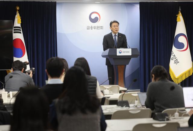 권대영 금융위원회 부위원장 브리핑 
    서울연합뉴스 박동주 기자  권대영 금융위원회 부위원장이 12일 서울 종로구 정부서울청사에서 부실기업 신속ㆍ엄정 퇴출을 위한 상장폐지 개혁 방안을 발표하고 있다