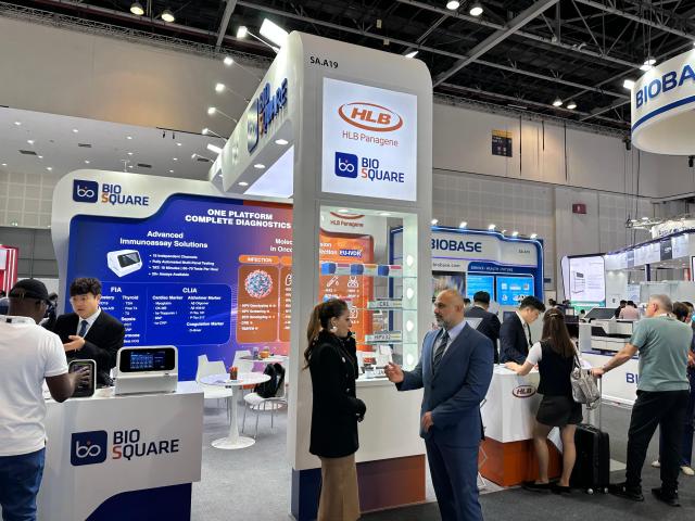 HLB파나진이 자회사 바이오스퀘어와 함께 WHX 랩스 두바이 2026에서 공동 부스를 운영하고 있는 가운데 방문객들이 상담을 하고 있다사진HLB파나진