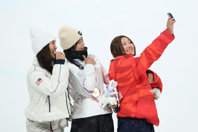 13일한국시간 이탈리아 리비뇨 스노파크에서 열린 2026 밀라노·코르티나담페초 동계 올림픽 스키 스노보드 여자 하프파이프 시상식에서 금메달 최가온대한민국 은메달 클로이 김미국 동메달 요노 미츠키일본 선수가 갤럭시 Z 플립7 올림픽 에디션으로 빅토리 셀피를 찍고 있다 사진삼성전자