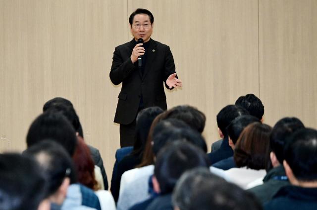 유정복 인천광역시장이 13일 상수도사업본부에서 열린 2026년 찾아가는 직원소통 월례조회에서 정책방향 특강을 하고 있다 사진인천시