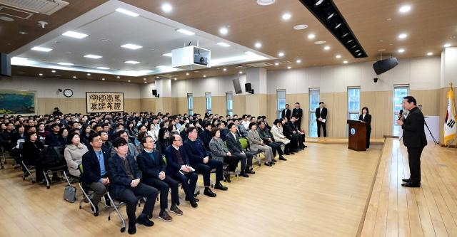 유정복 인천광역시장이 13일 상수도사업본부에서 열린 2026년 찾아가는 직원소통 월례조회에서 정책방향 특강을 하고 있다 사진인천시