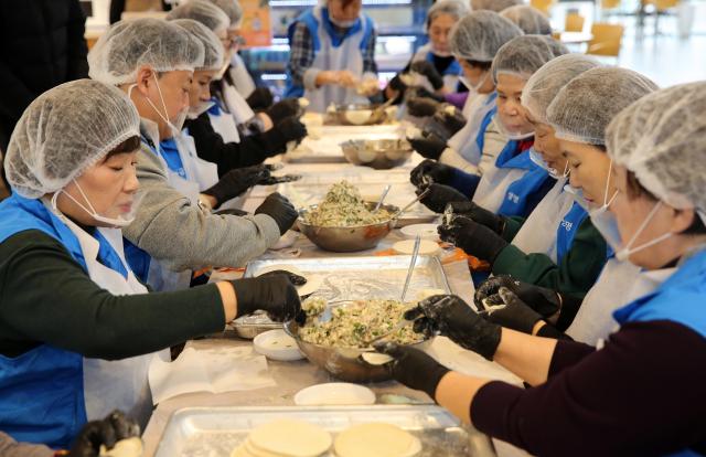 ABL생명이 지난 10일 서울 성북구 보문동에 위치한 성북50플러스센터에서 ABL생명 FC FC영업본부 임직원 등 20여명이 참여한 가운데 만두빚기 봉사활동을 진행했다 