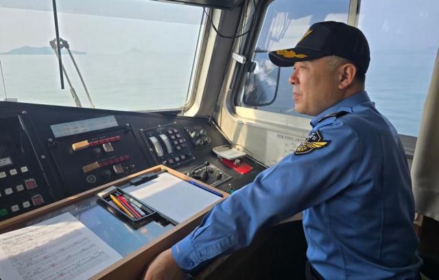 채수준 목포해양경찰서장이 설 연휴 대비 해상 안전사고 예방과 긴급   대응태세 확립을 위해 관할 해상과 파출소를 직접 방문해 현장점검을   실시했다사진목포해경