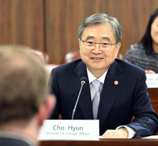 FM meets USFK commander at Camp Humphreys