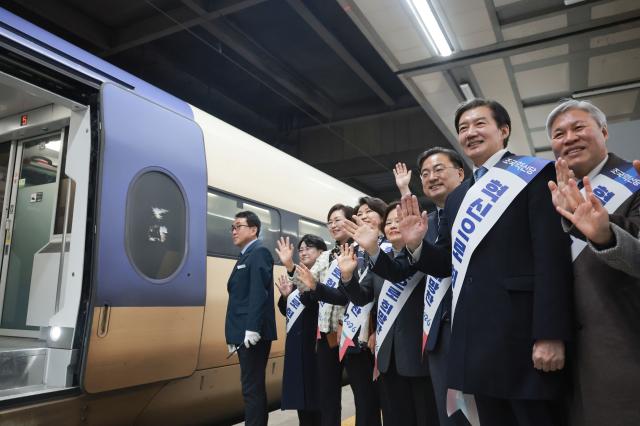 조국 조국혁신당 대표와 서왕진 원내대표를 비롯한 혁신당 지도부가 13일 서울 용산역에서 귀성 인사를 하고 있다 사진연합뉴스