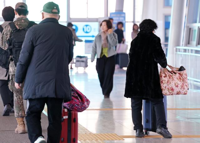 Người dân với vali lớn nhỏ trên đường về quê tại ga Gwangju Songjeong ở quận Gwangsan thành phố Gwangju sáng ngày 1322026 ẢnhYonhap News