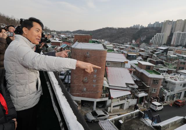 오세훈 서울시장이 19일 서울 관악구 신림7구역 재개발사업 대상지를 찾아 현장 점검을 하고 있다 2026119 사진연합뉴스