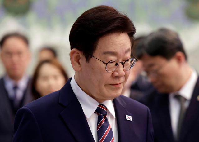 이재명 대통령이 12일 청와대에서 열린 수석보좌관회의에 입장하고 있다사진연합뉴스