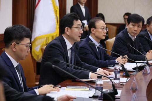 靑 李, 부동산 카드 준비는 하되, 당장 안 쓴다