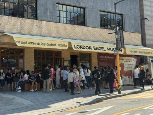 Popular bakery chain slapped with over 800 million won in fines for labor violations