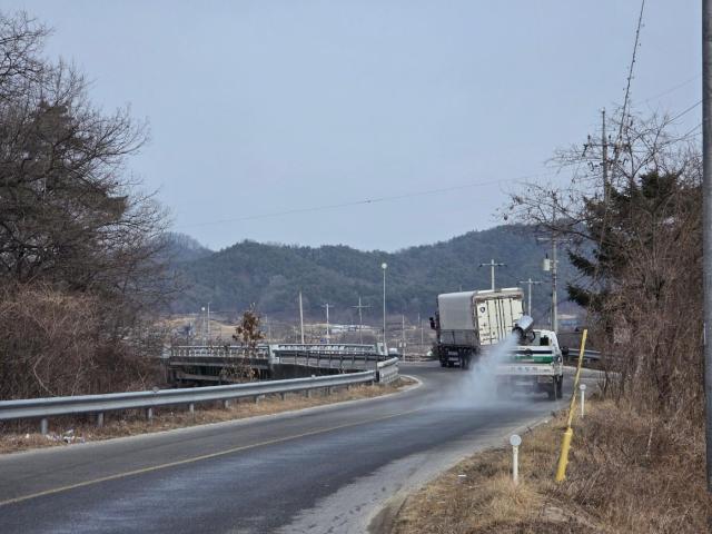가축전염병 소독 장면 사진경상북도