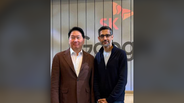 SK Group Chairman Chey Tae-won left meeting with Google CEO Sundar Pichai right Courtesy of SK hynix
