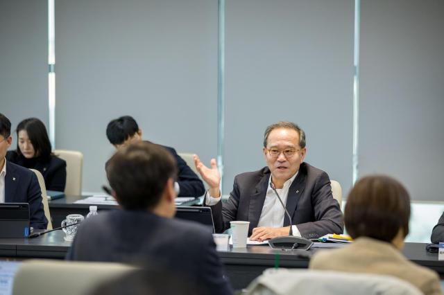 이찬우 NH농협금융그룹 회장이 12일 서울 종로구 NH농협타워에서 2026년 제1차 농협금융 AX·DX 최고협의회를 주재하고 있다 사진NH농협금융그룹